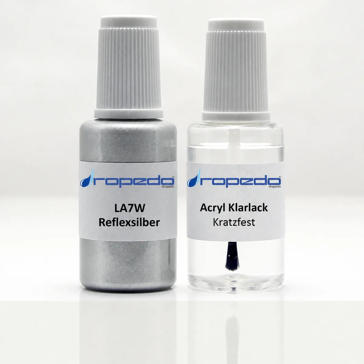 Lackstift-Set von dropedo: eine Flasche Basislack in Reflexsilber LA7W und eine Flasche Acryl-Klarlack, beide mit Pinsel.